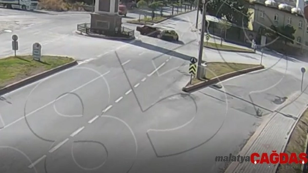 Kütahya'da 2 otomobilin çarpıştığı trafik kazası kamerada