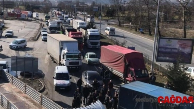 Kütahya'da kamyoncular yol kapattı