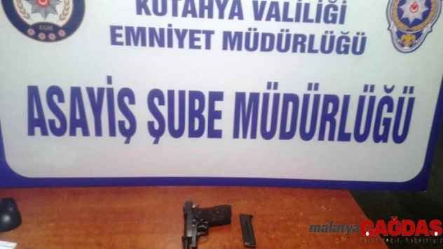 Kütahya'da şüpheli şahsın üzerinde tabanca ele geçirildi.