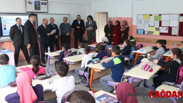 Kütahya'da temel eğitim kurumlarına 'Bizden' bülteni dağıtıldı