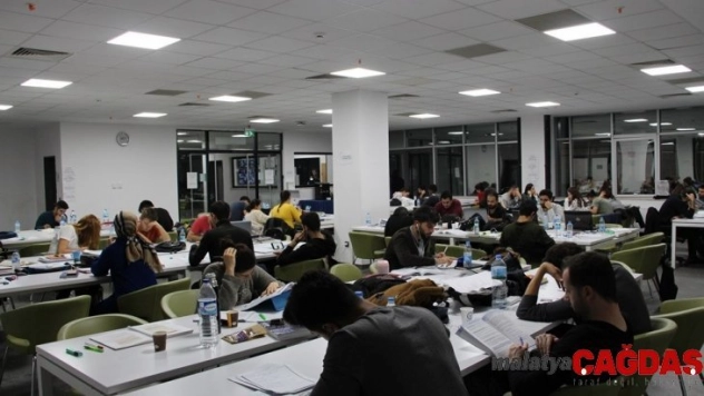 Kütüphanede ders çalışan öğrencilere sıcak çorba ikramı