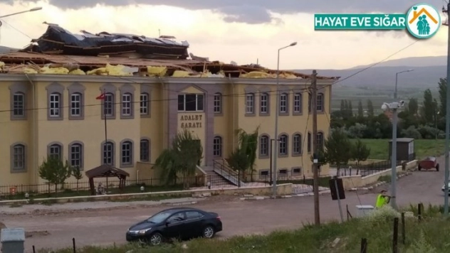 Kuvvetli rüzgar adalet sarayının çatısını uçurdu