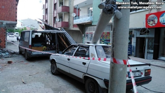 Kuvvetli rüzgar çatıları uçurdu, direkleri devirdi
