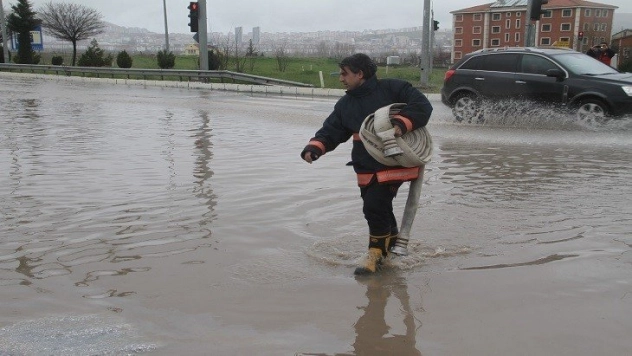 Kuvvetli yağışla, karayolu ve tarla su altında kaldı