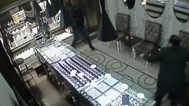 Kuyumcunun soyguncu tarafından vurulma anı güvenlik kamerasına yansıdı