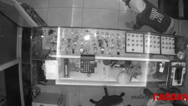 Kuyumcuya giren maskeli hırsız kamerada