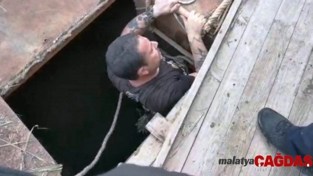 Kuyuya düşen köpeğini kurtarmak isterken kuyuda mahsur kaldı