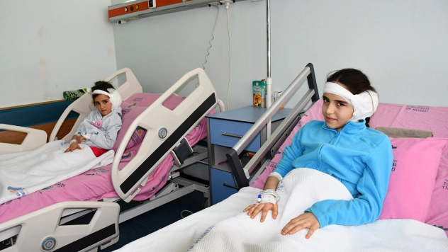 Dünya ile iletişimleri kesilen kuzenler koklear implantla hayat buldu