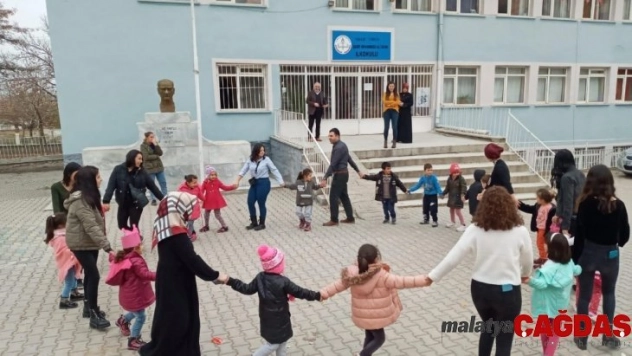 KYK'lı öğrencilerden minik kardeşlerine dostluk eli