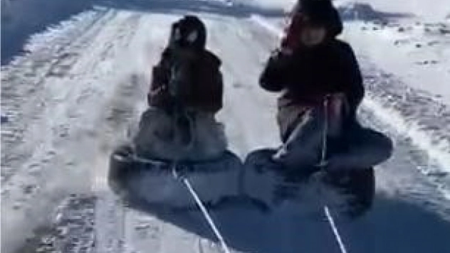 Lastiği kızak yapıp araçla çektiler: Çocukların kar eğlencesi kameralara yansıdı