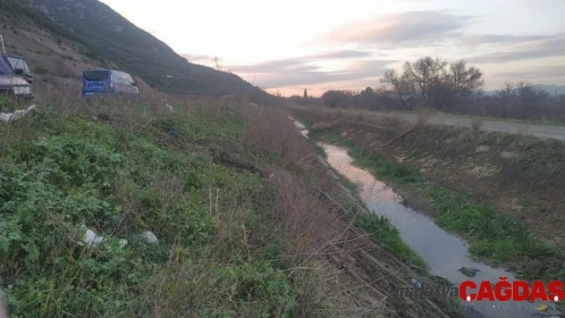 Lastiği patlayan otomobil yoldan çıktı: 2 yaralı