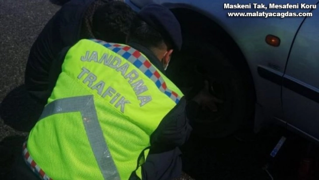 Lastiği patlayan vatandaşın imdadına Jandarma yetişti