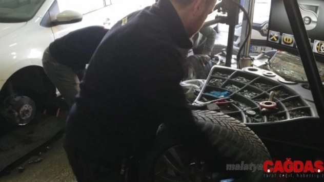 Lastikçilerin yoğun kış lastiği mesaisi