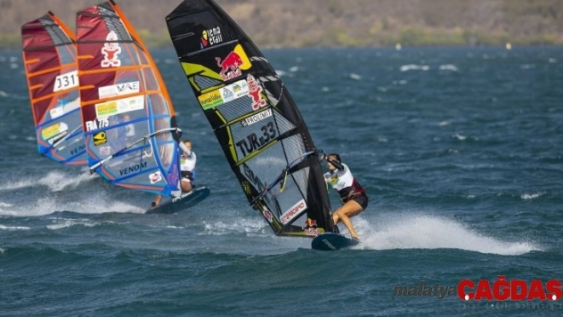 Lena sezonu podyumla noktaladı