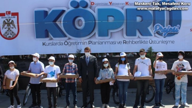 LGS'de başarılı olan 137 öğrenci tek tek ödüllendirildi