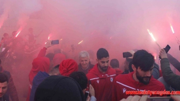 Lider Samsunspor'a havalimanında meşaleli karşılama
