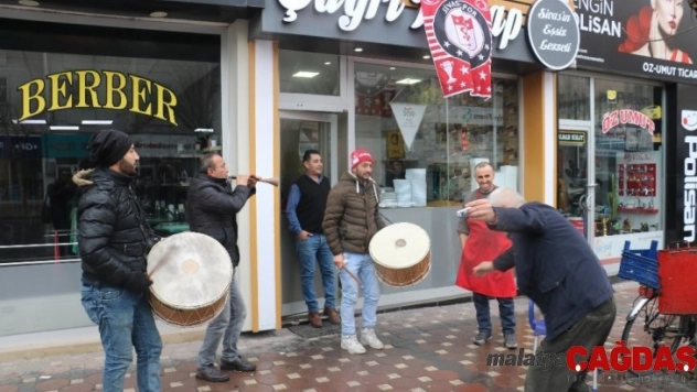Liderin maçına davullu-zurnalı davet