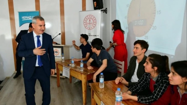 Lise öğrencileri Çevre Bilinci ve Sıfır Atık için ter döktü