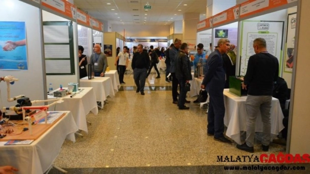 Lise öğrencileri araştırma projelerini sergiliyor