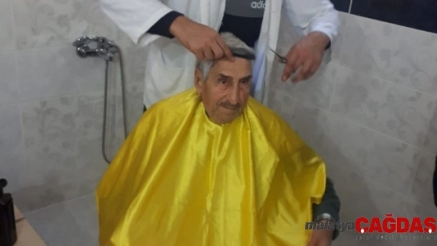 Lise öğrencileri huzurevi sakinlerinin kişisel bakımlarını yaptı