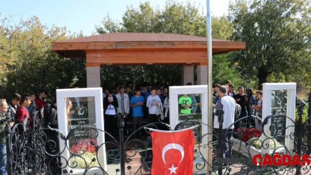 Lise öğrencileri Kızılcahamam'da doğa yürüyüşünde