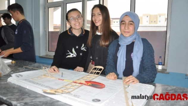 Lise öğrencileri model uçak yaptı