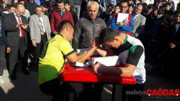 Liseler arası bilek güreşi yarışması