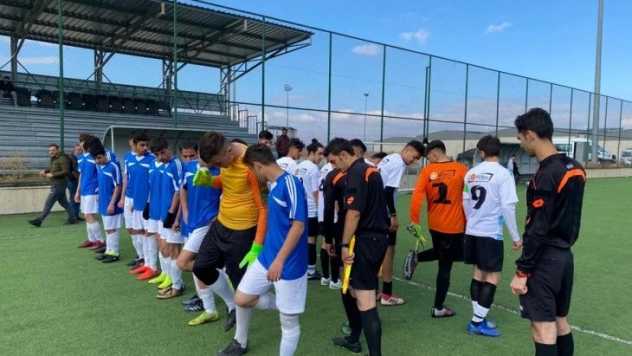 Liseli gençler yeşil sahada buluştu