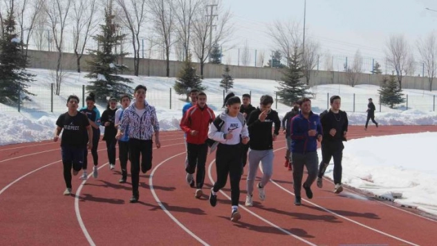 Liseli öğrenciler otizmliler için koştu