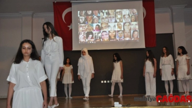 Liselilerden 'Kadına Şiddete Hayır' gösterisi