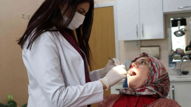 Lokman Hekim Hayat Hastanesinde engelli ve küçük yaştaki çocukların diş tedavileri başarıyla yapılıyor