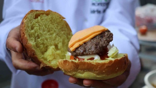 Lösemi tedavisi gören çocuklara hamburger ve hijyen kiti dağıtıldı