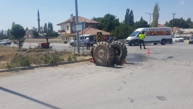 Lüks otomobille çarpışan traktör 2'ye bölündü
