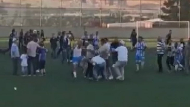 Maç bitti yeşil saha karıştı!