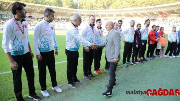 Maç öncesi öğretmenlere çiçek