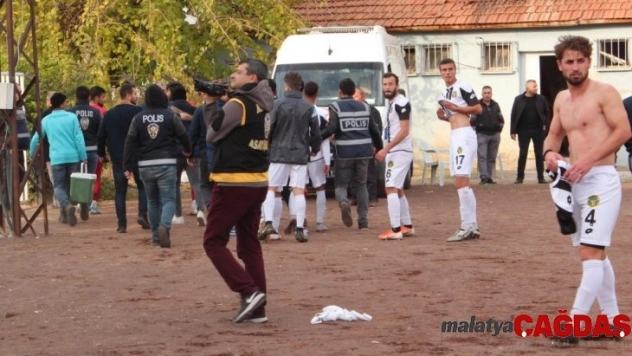 Maçın ardından futbolcular birbirine girdi