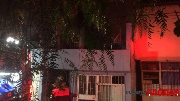 Madde bağımlısı şahıs evini ateşe verdi