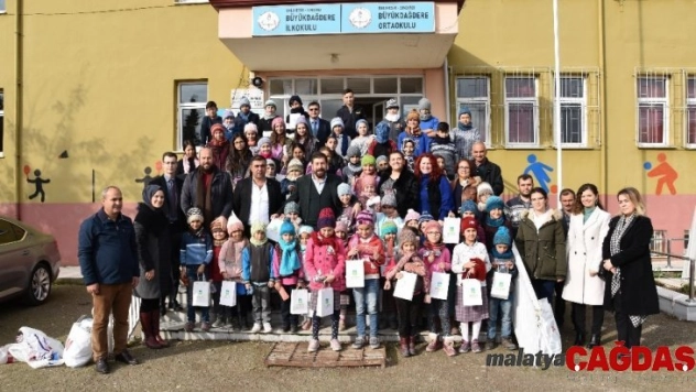 Mahalle kadınları çocuklar için ördü