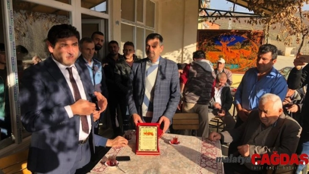 Mahalle muhtarlığından Başkan Çiğdem'e teşekkür plaketi