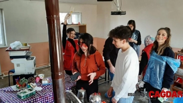 Mahalle okullarının gönüllü boyacıları