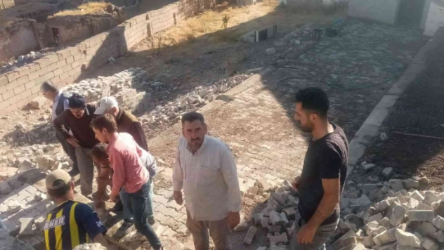 Mahalle sakinleri imece usulüyle cami ve taziye evinin çevre duvarlarını yaptı