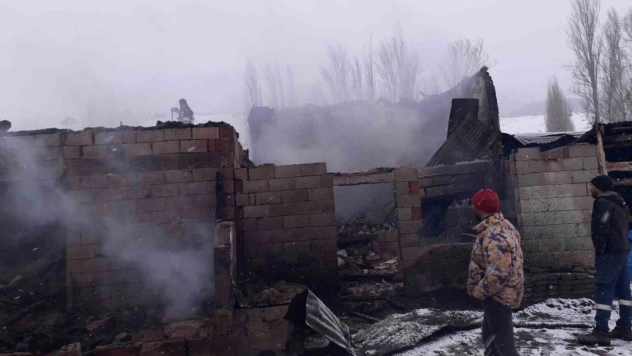 Mahallede korkutan yangın