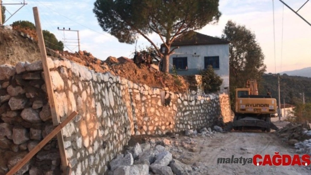 Mahallelilerin Başkan Çerçioğlu'ndan talep ettikleri duvar örülüyor
