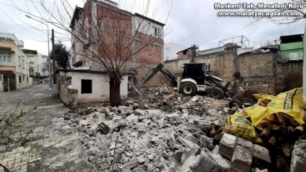 Mahallenin huzur ve güvenliği için metruk bina yıkıldı