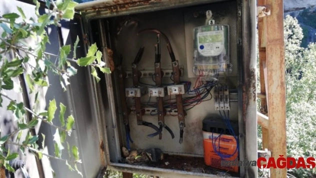 Mahallenin su sayacını ve kablolarını çaldılar