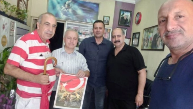 Mahmut Özer'den Gazeteci Hayta'ya Anlamlı Hediye