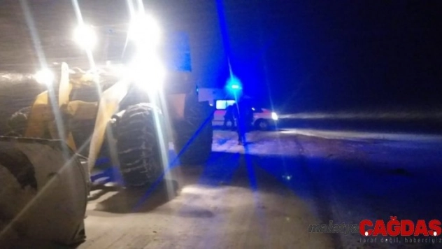 Mahsur kalan ambulansın imdadına iş makinesi yetişti