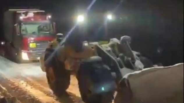 Mahsur kalan doğalgaz yüklü tır kurtarıldı