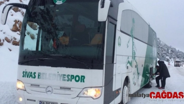 Mahsur kalan futbol takımı kurtarıldı