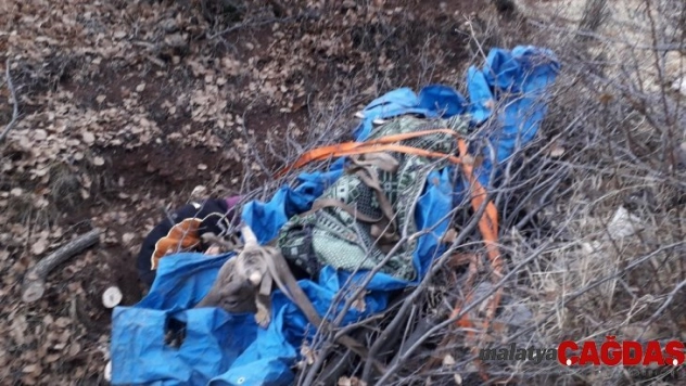 Mahsur kalan hamile inek film gibi operasyon ile kurtarıldı